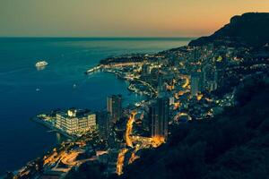 Monte carlo en vue de monaco la nuit sur la cote d'azur photo