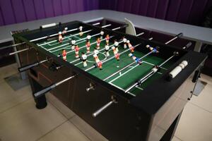 une fermer de le table Football Jeu de Football Les figures sur le champ photo