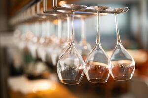 vide nettoyer verre des lunettes pour alcoolique les boissons dans une restaurant sur une bar compteur photo