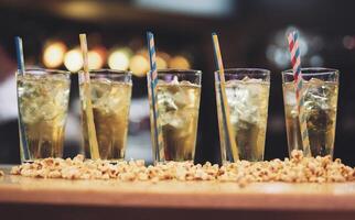 magnifique et délicieux alcoolique des cocktails préparé à le bar par le barman. photo