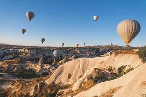 beau paysage vol de ballons dans les montagnes de cappadoce photo