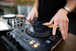 une dj pièces la musique sur une manette à une fête photo