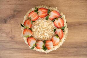 délicieux Frais sucré fruit gâteau décoré avec des fraises photo