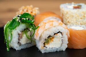 délicieux traditionnel Japonais Sushi et Rouleaux sur une assiette photo