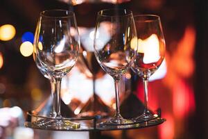 vide nettoyer verre des lunettes pour alcoolique les boissons dans une restaurant sur une bar compteur photo
