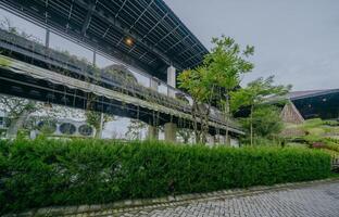éco bâtiment avec les plantes sur le parc. écologie concept. photo