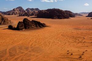 oued Rhum désert dans Jordan. sur le le coucher du soleil. panorama de magnifique le sable modèle sur le dune. désert paysage dans Jordan. photo