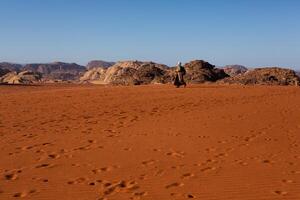oued Rhum désert dans Jordan. sur le le coucher du soleil. panorama de magnifique le sable modèle sur le dune. désert paysage dans Jordan. photo