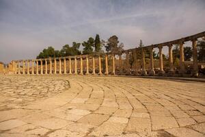 romain ruines dans le jordanien ville de jerash. le ruines de le fortifiée gréco-romain règlement de Gerasa juste à l'extérieur le moderne ville. le Jerash archéologique musée. photo