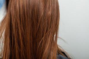 portrait de une magnifique femme avec longue marron tout droit cheveux dans une beauté salon. photo