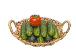 des légumes dans panier sur une herbe photo