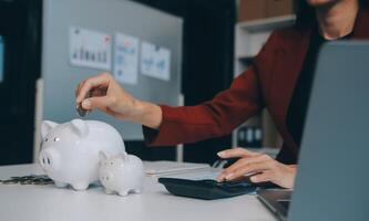 femme d'affaires enregistrer argent dans porcin banque et objectif et réussite graphique graphique et flèches. fonds prêts et investissement bénéfices. concept de économie pour assurance, santé, éducation, loger, voiture, impôt, prêt photo