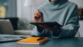 Jeune attrayant femelle directeur travail sur numérique tablette tandis que permanent dans moderne bureau. sur de soi affaires expert. attrayant Jeune souriant femme dans intelligent décontractée porter en portant numérique tablette photo