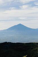 cette est une photo de monter Guntur lequel est situé dans garut, Ouest Java