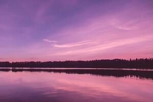 serein des eaux une bienheureux réflexion de une magnifique pastel Lac et ciel, où tranquillité se rencontre la nature palette, création une harmonieux oasis de doux teintes et éthéré beauté photo