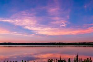 serein des eaux une bienheureux réflexion de une magnifique pastel Lac et ciel, où tranquillité se rencontre la nature palette, création une harmonieux oasis de doux teintes et éthéré beauté photo