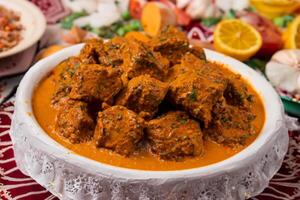 saveur le exquis agneau ou du boeuf curry rendu, prêt à être savouré sur eid al adha, capturer le essence de fête dans une parfait photo, mettant en valeur culinaire la maîtrise et de fête indulgence photo