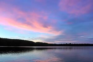 serein des eaux une bienheureux réflexion de une magnifique pastel Lac et ciel, où tranquillité se rencontre la nature palette, création une harmonieux oasis de doux teintes et éthéré beauté photo