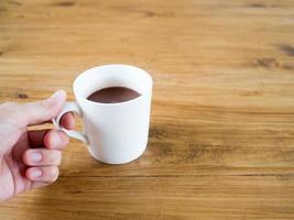 tasse blanche de café chaud. photo