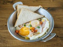 ensemble de petit-déjeuner composé d'œufs au plat et de pains. photo