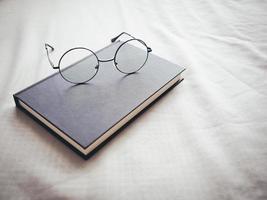 lunettes et livre dans la chambre pour lire et se détendre. photo