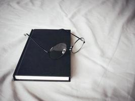 lunettes et livre dans la chambre pour lire et se détendre. photo