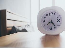 horloge sur le lit le matin. photo