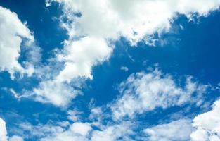 ciel bleu vif avec groupe de nuages. photo
