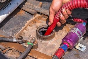 verser du carburant dans la voiture. photo