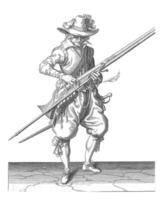 soldat pressage le sien fusible sur le coq de le sien mousquet, ancien illustration. photo