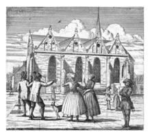 Hommes et femmes sur une carré près une église photo