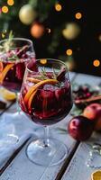 ai généré verre rempli avec Réchauffé vin, orné avec Frais agrumes et Romarin, ensemble contre le toile de fond de une scintillement Noël arbre, création une de fête et réconfortant vacances scène photo