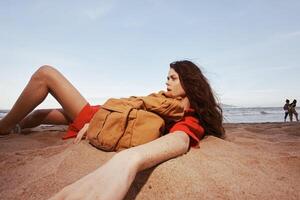 du voyageur plaisir. joyeux femme randonneur dans nature, relaxant sur une magnifique bord de mer plage avec photo