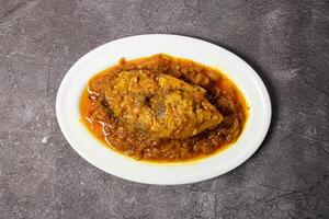 ilish bhuna ou Hilsa bhuna korma Karahi Masala avec sauce servi dans plat isolé sur Contexte Haut vue de bangladesh nourriture photo