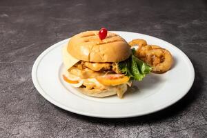 poulet Burger avec fromage, mayo et français frites servi dans plat isolé sur Contexte Haut vue de bangladesh nourriture photo