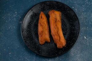 Profond frit brinjal pakora ou commencé servi dans une plat isolé sur Contexte Haut vue de Indien et bengali nourriture photo