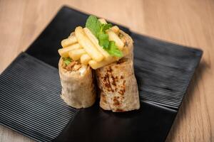 arabe poulet shawarma avec frites servi dans plat isolé sur table Haut vue de arabe nourriture photo