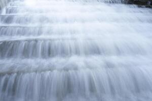 une pur blanc cascade Contexte formé dans le rivière à travers un vérifier barrage photo