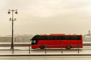 une touristique autobus attend touristes sur le neva rivière digue photo