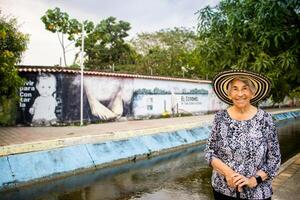 Sénior femme touristique à le macondo linéaire parc dans aracataca le Lieu de naissance de le colombien Littérature nobel prix Gabriel garcia marquez photo