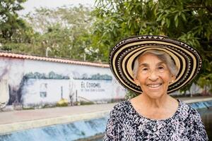 Sénior femme touristique à le macondo linéaire parc dans aracataca le Lieu de naissance de le colombien Littérature nobel prix Gabriel garcia marquez photo