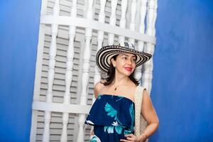 magnifique femme portant le traditionnel colombien chapeau appelé sombrero vueltiao à le historique des rues de le Carthagène de Indes fortifiée ville photo