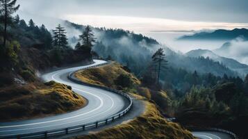 ai généré Montagne route dans brouillard brumeux et brumeux la nature Contexte photo