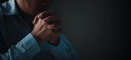 Christian la vie crise prière à Dieu, homme prier pour Dieu bénédiction à souhaitant avoir une mieux vie, homme mains prier à Dieu avec le Bible, mendicité pour le pardon et croyez dans bonté. photo