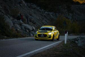 se rallier course voiture sur le rue pendant un un événement dans le nord italien Région de trentino près le ville de Trente - la vitesse course dans L'Europe  photo