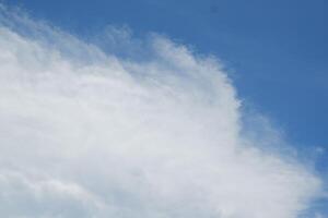 fond de ciel bleu avec de minuscules nuages photo