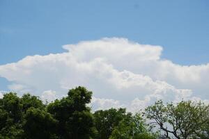 fond de ciel bleu avec de minuscules nuages photo