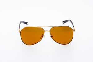 aviateur des lunettes préféré ancien des lunettes style. mode des lunettes or Cadre et marron lentille sur le blanc Contexte. photo