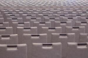 une chaises pour écoute à réunions dans le salle. photo