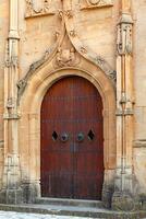 gothique en bois porte dans le gothique style de le vieux cathédrale. photo